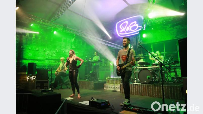Stimmung pur herrschte im TSV-Festzelt bei der Partynacht mit Pop nach 8. Bild: njn