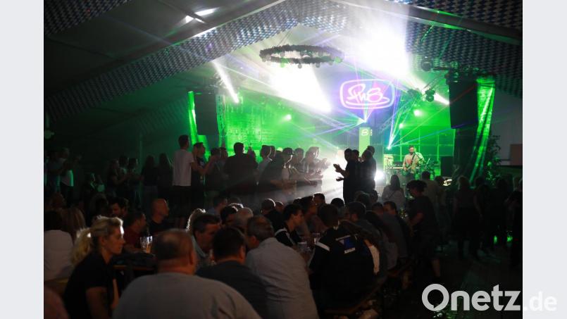 Stimmung pur herrschte im TSV-Festzelt bei der Partynacht mit Pop nach 8. Bild: njn