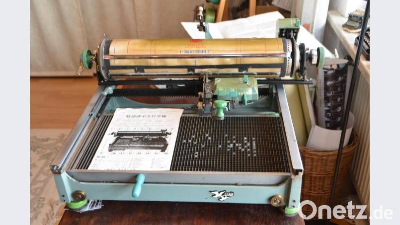Eine chinesische Schreibmaschine der Marke "Fliegende Tauben" gehört zur Sammlung von Günter Pschibl. Vor etwa einem halben Jahr stöberte sie der Vohenstraußer im Internet auf. Die Schriftzeichen und die Beschreibung kann er allerdings nicht lesen. Bild: dob