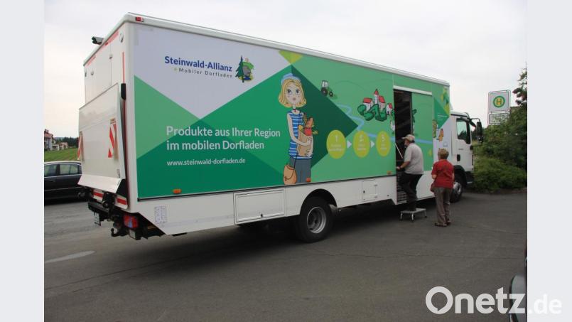 Während im Foyer noch über die Heilkräuter informiert wurde, machte der mobile Dorfladen an der Mehrzweckhalle Station. Bild: wro