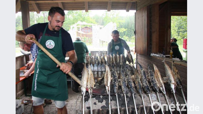 Immer wieder musste die Glut erneuert werden, damit die beliebten Steckerlfische gar wurden. Bild: wro