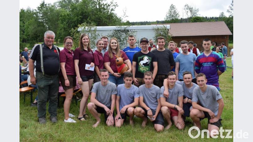Der &quot;Pfreimder Bauwong&quot; (vorne kniend) gewann das diesjährige Fischerstechen. Platz zwei belegte der &quot;Frauenclub Stein&quot; und den dritten Platz sicherte sich &quot;Team Sexy Weihern&quot;. Die ausgelobte Siegprämie überreichten Kommandant Karl Striegl (links) und Vorstand Christoph Striegl (Mitte). Bild: bnr