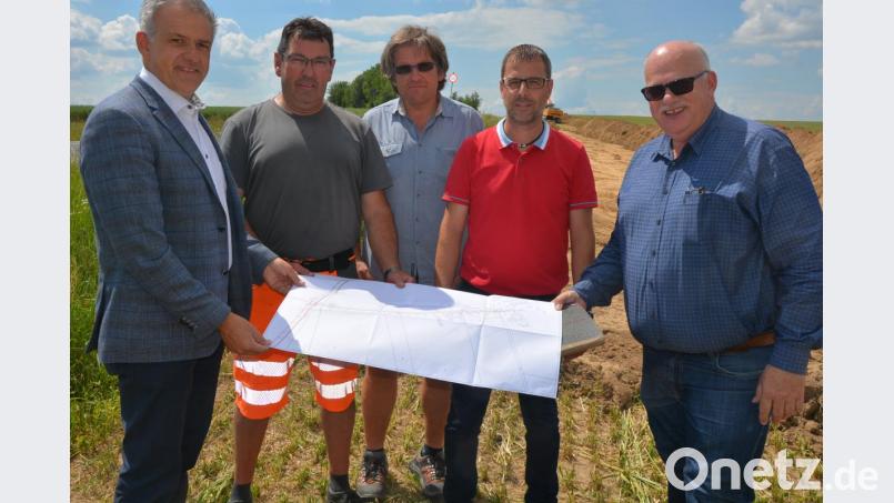Bürgermeister Roland Grillmeier, Wasserwart Karl Gleißner, Bauleiter Stefan Männer, Bauamtsleiter Thomas Grillmeier und Bernhard Kaltenecker vom Ingenieurbüro Zwick (von links) erläuterten bei einem Ortstermin die Pläne. Bild: jr
