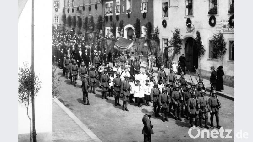 Das Bild zeigt die Fronleichnamsprozession 1919 in der damaligen Marktstraße auf dem Weg vom ersten zum zweiten Altar mit der Ehrenkompanie des Militärs. Archivbild: Robert Treml/exb