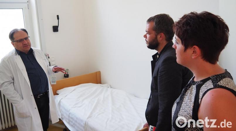 Der Ärztliche Direktor des Bezirksklinikums Wöllershof, Dr. Markus Wittmann (links), erläutert den Landtagsabgeordneten Anna Toman und Andy Krahl das Schlaflabor. Bild: Bühner