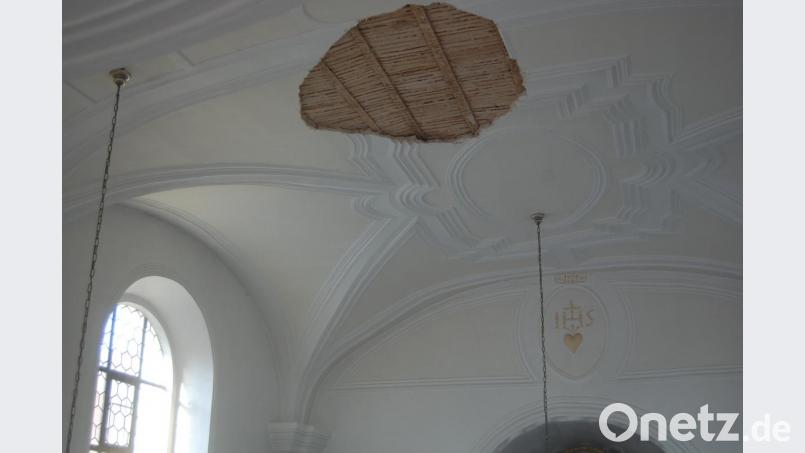Der Schaden an der Kirchendecke von St. Barbara in Irchenrieth ist noch nicht behoben, die Kirche bleibt gesperrt. Im April 2018 waren Teile des Deckenputzes herabgestürzt. Archivbild: grm