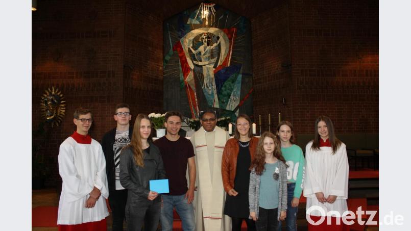 Die Ministranten unterstützen die Fluthilfe der Steyler Missionare in Indien. Im Bild (von links): Ministrant Lukas Blei, Oberministranten Maximilian Würl und Jana Neumann, Julian Schornbaum, P. Yosef Bugalit, Tabea Schornbaum, die Ministrantinnen Magdalena und Marie Wittmann und Michelle Bitterer. Bild: exb