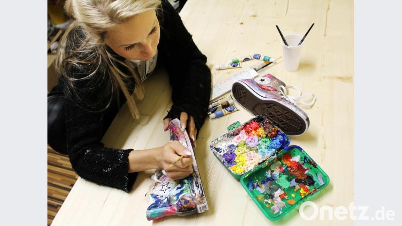 Auf die Farbe kommt es an! Künstlerin Andrea Hartung macht einfache Schuhe zu einem bunten Hingucker. Bild: Evi Wagner