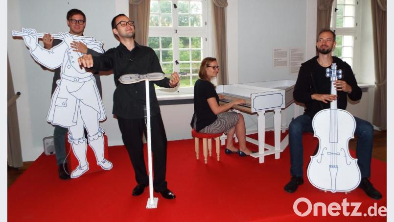 Spielen auf barocken Musikinstrumenten: Querflöte, Violine, Cello und Cembalo (hier sitzt Kuratorin Kristyna Jiratova). Dazu eingespielt wird die Sonate in G Dur von Johann Sebastian Bach. Bild: e