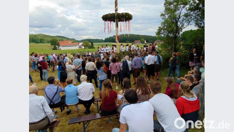 Viele Zuschauer umlagern das Podium beim Austanzen des Kirwabaums. Bild: fnk