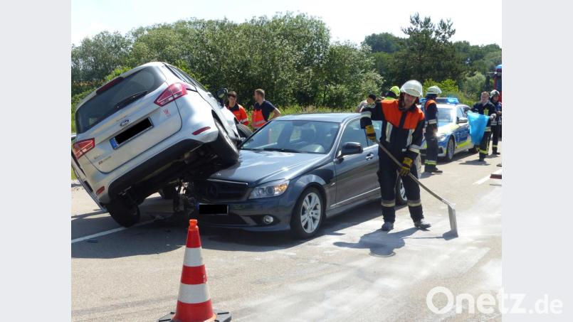 Der Ford der Unfallverursacherin schob sich bei dem Zusammenprall auf den entgegen kommenden Mercedes. Bild: Völkl