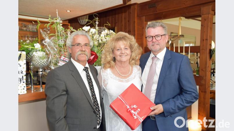 Bürgermeister Michael Göth (rechts) beglückwünscht Ingrid und Antonio La Pegna zum Jubiläum „40 Jahre Ristorante-Pizzeria Antonio“. Bild: Andreas Royer
