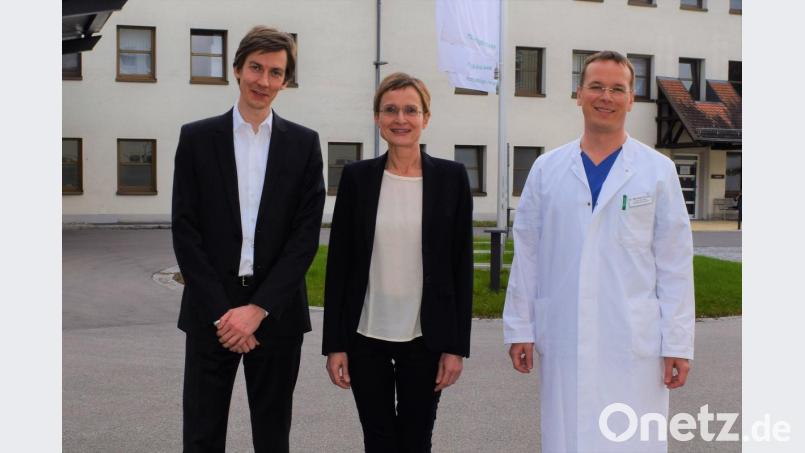 Felix Rauschek und Dr. Michael Schütz stellten Dr. Heike Hofmann als neue Leiterin der Anästhesie und Intensivmedizin vor. Bild: Bernhard Krebs