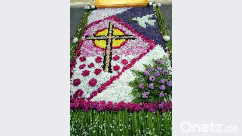 Mesner Tobias Megies erhielt in den vergangenen Jahren viel Lob für seine Meisterwerke. Auch in diesem Jahr wird an Fronleichnam ein Blumenteppich von ihm die Prozession bereichern. Im Bild das Glanzstück von 2018 am vierten Stationsaltar. Bild: bsc