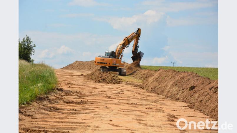 Zum Verlegen der neuen Wasserleitung wird parallel zur Kreisstraße zwischen Mitterteich und Leonberg derzeit der Humus entfernt. Bild: jr
