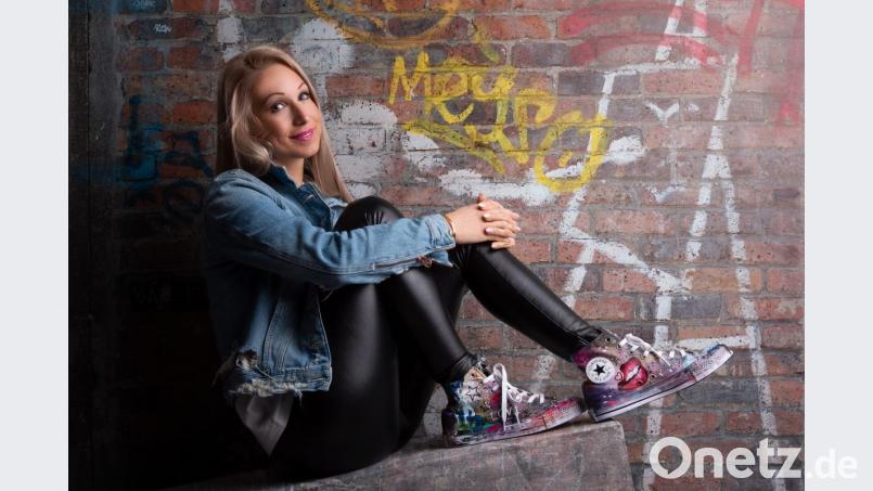 Eine wahre Künstlerin: Andrea Hartung bemalt alles - was sie in die Hände bekommt - auch Schuhe. Bild: René Oertel