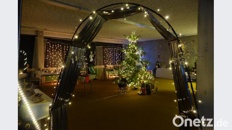 Tür auf zum &quot;Weihnachswinterwunderland&quot; in der Aula der Schule. Bild: mmj