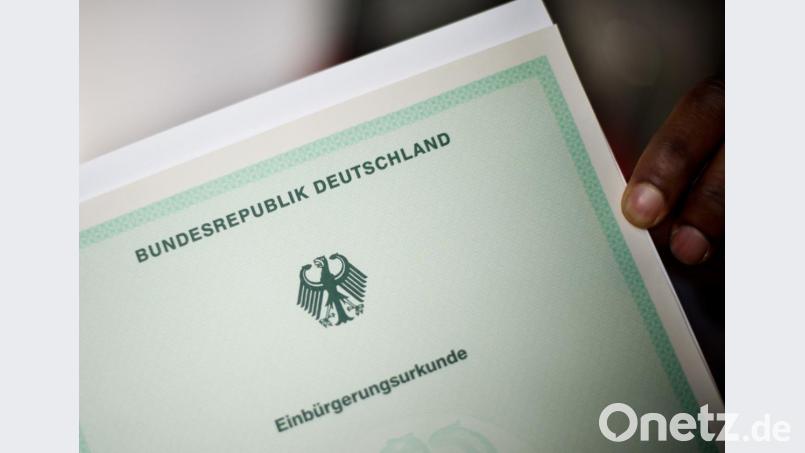 Eine Einbürgerungsurkunde der Bundesrepublik Deutschland. Symbolbild: Julian Stratenschulte/dpa
