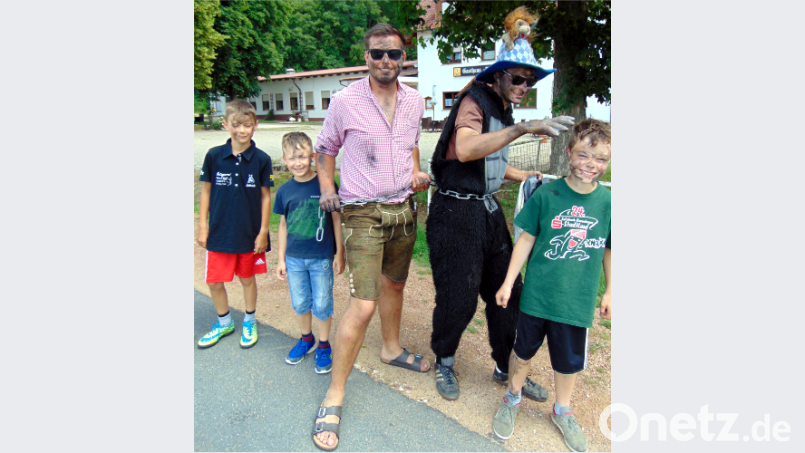 Kirwabursch Timo Rubenbauer (links) hat viel Mühe, den Kirwabären Schorschi alias Markus Luber an der Kette zu halten. Bild: fnk