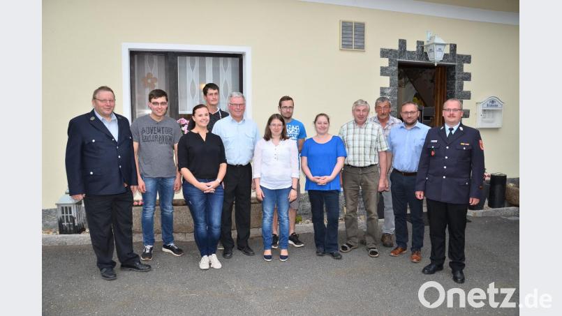 Gut lachen hat der wieder komplette Vorstand der Feuerwehr Reinhardsrieth, nachdem Markus Bauriedl (Zweiter von rechts) mit Dominik Kick (Mitte) einen zweiten Vorsitzenden animierte, sowie durch André Nickl (Zweiter von links), Josef Hösl (Vierter von rechts), Lukas Kick (Vierter von links) und Alexandra Berger (Fünfte von rechts) innerhalb rekordverdächtiger Zeit alle vakanten Posten nachbesetzen konnte. Bild: fjo