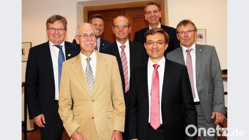Kooperation im Bereich Neurochirurgie: Dr. Richard Megele, PD Dr. Hischam Bassiouni (1. Reihe von links), Oberbürgermeister Michael Cerny, Dr. Harald Hollnberger, Ärztlicher Direktor des Amberger Klinikums, Josef Götz, Vorstand der Kliniken Nordoberpfalz AG, Dr. Thomas H. Egginger, Ärztlicher Direktor des Weidener Klinikums, Manfred Wendl, Klinikumsvorstand Amberg (2. Reihe von links). Bild: Kramer/Klinikum