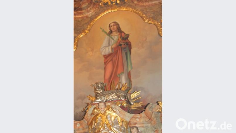 Der Kirchenpatron St. Vitus trägt auf dem Altarbild in der St.Vitus-Kirche in Pullenried auf dem linken Arm einen Hahn, der für Wachsamkeit und den Wechsel von Tag und Nacht steht. Bild: frd