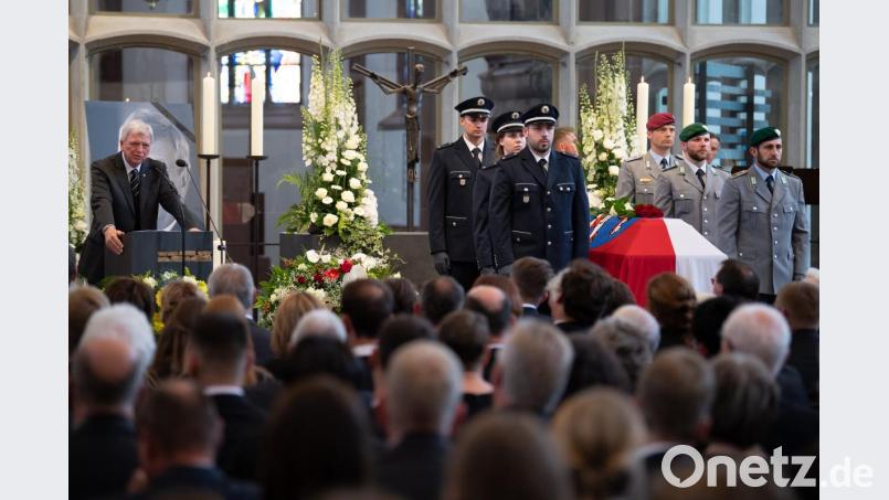 Volker Bouffier (CD), Ministerpräsident von Hessen, spricht bei einem Trauergottesdienst in der Martinskirche für den verstorbenen Kasseler Regierungspräsidenten Walter Lübcke (CDU). Lübcke wurde mit einem Kopfschuss auf der Terrasse seines Wohnhauses getötet. Bild: Swen Pförtner/dpa