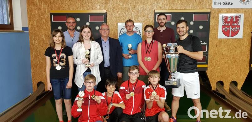 Tolle sportliche Leistungen honoriert Fortuna Neukirchen mit Pokalen und Medaillen. Stehend von links Leah Bohun, Vorsitzender Markus Luber, Jasmin Plößel, Bürgermeister Winfried Franz, Carsten Bohun, Jonathan Morlang, Horst Seubert und Daniel Witt; sitzend von links David Morlang, Leonhard Kempf, Oliver Hampl und Lukas Niebler. Bild: ruw