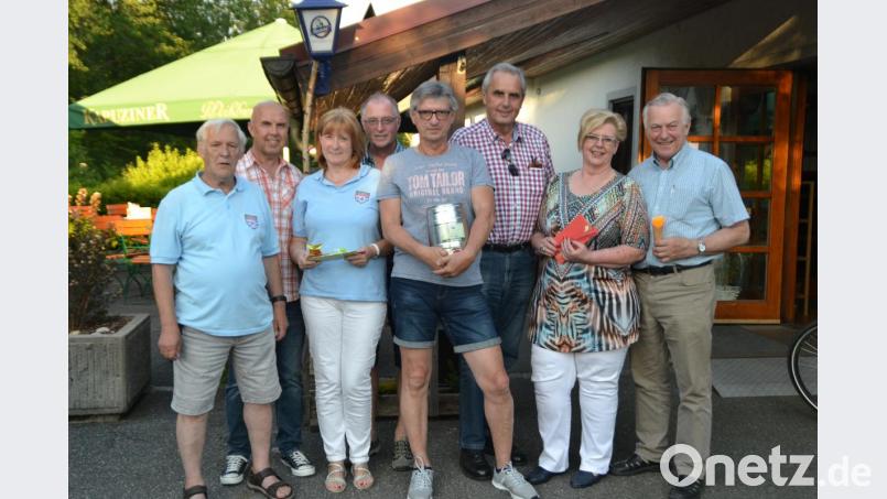 Die glücklichen Sieger des &quot;Horst-Fuchs-Schießens&quot; mit dem namensgebenden Stadtrat (Dritter von rechts) und den Schießwarten Bernhard Kellner und Alfred Kett (von links). Bild: hcz