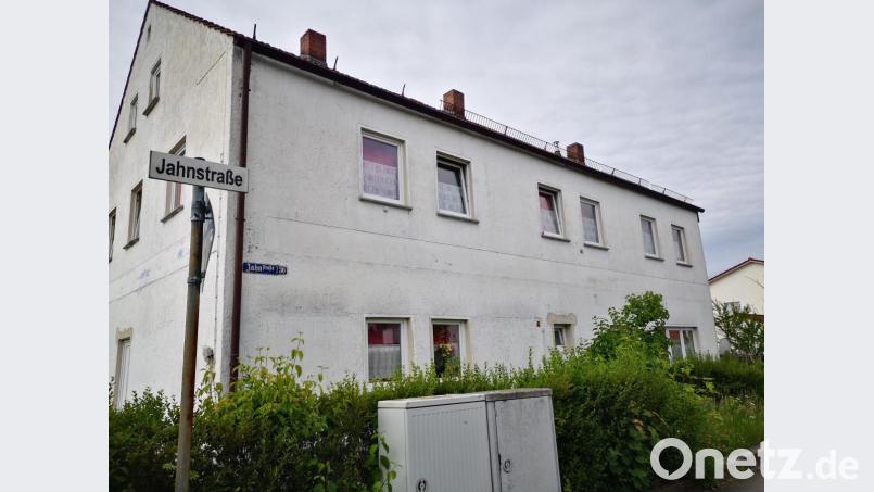 In dem Gebäude an der Jahnstraße sind seit 2016 zahlreiche Menschen aus Osteuropa einquartiert, die bei einem großen Unternehmen in Schwandorf beschäftigt sind. Das Gebäude ist vermutlich mit bis zu 30 Leuten überbelegt, so dass schon der Begriff "Matratzenlager" die Runde gemacht hat. Möglicherweise wird Ende Juni das Haus geräumt. Bild: Thomas Dobler