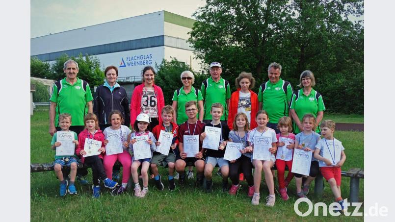 Die kleinen Sportler präsentieren stolz ihre verdienten Urkunden und Medaillen. Dahinter stehend das Ehepaar Kiendl, Hannah Jäger, das Ehepaar Thalhofer, Kathrin Jäger und das das Ehepaar Zeitler als Betreuer der Kinder (von links). Bild: twi
