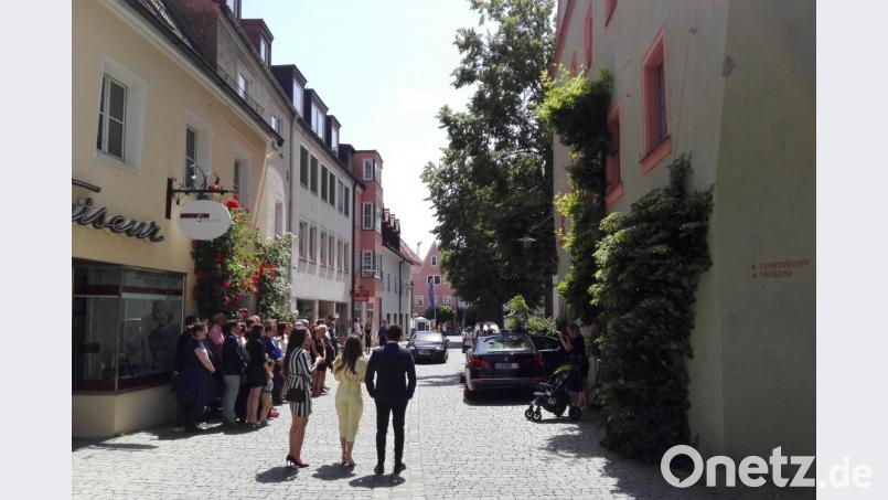 Ein prächtig blühendes Rosenspalier ist Kulisse fürs Hochzeitsfoto. Bild: shl