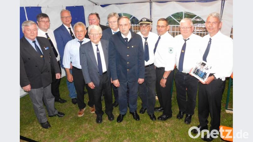 Stellvertretender BSB-Landesvorsitzender Dr. Klaus-Dieter Nitzsche, Marcus Köppel (Kirchenlaibach), Gernot Hammon (Wirbenz), Manfred Kauper (Windischenlaibach), Heimatforscher Werner Veigl, Pfarrer Reinhard Forster, Bürgermeister Manfred Porsch, kreisvorsitzender Thomas Semba, Raimund Pinzer (Kemnath), Alois Kausler (Mockersdorf), Edmund Bruckner (Speichersdorf) und Vorsitzender Roland Veigl (von links). Bild: hai