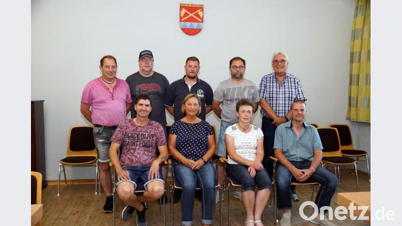 Das Organisationsteam des Bürgerfests in Immenreuth: Reiner Ullmann, Brigitte Strößner, Claudia Porst und Mathias Hautmann (sitzend, von links).
Matthias Hösl, Thomas Hößl, Florian Hösl, Roman Schmidt und amtierender Bürgermeister Josef Hecht (stehend von links). Bild: bkr