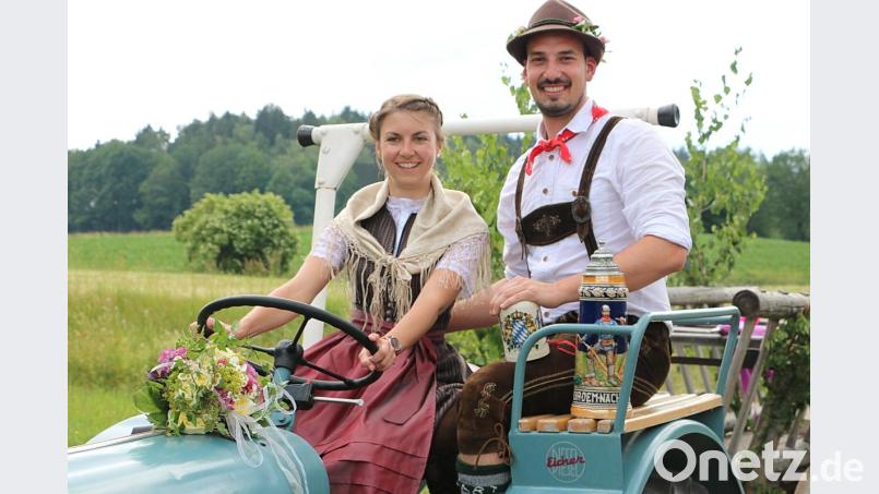 Als Weißenberger Oberkirwapaar 2019 halten Sabrina Winter und Andreas Gnahn das Steuer in der Hand. Bild: gru
