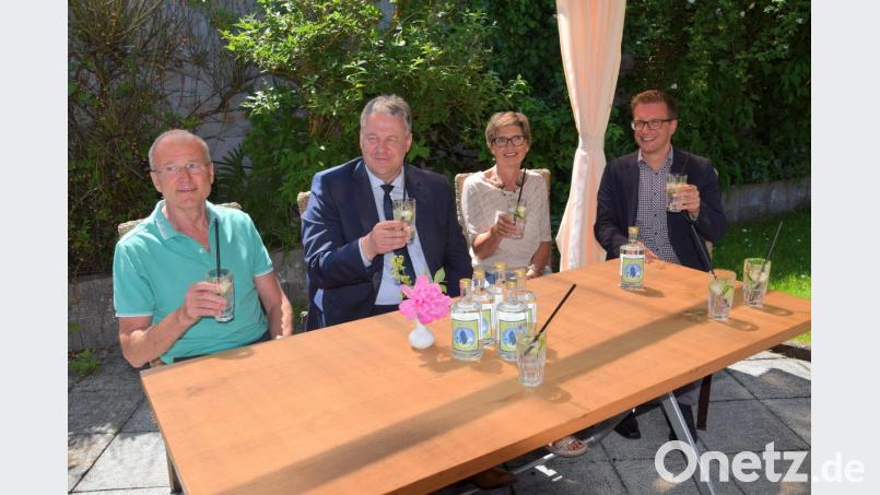 Selbst die Queen Elizabeth II. ist ein Fan des Gin. Dazu gehören jetzt auch Landrat Richard Reisinger (2.v.li) und Tourismusleiter Hubert Zaremba (re) Ihren ersten "Wachholder-Wanderweg-Gin" aus der Bayerischen Toscana bei Siegfried und Rosa Stauber im Pensionsgarten in deren Pensionsgarten am Fuße des Schlossberges genossen haben - und er schmeckte ihnen vorzüglich. Bild: bö