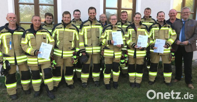 Oberbürgermeister Andreas Feller (rechts) überreichte verdienten Aktiven der Feuerwehr Fronberg die Ehrenamtskarte in Blau. Bild: Hirsch
