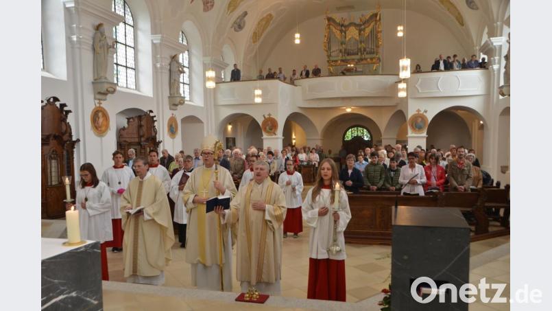 Dieses Jahr kam Weihbischof Dr. Josef Graf aus Regensburg zum ersten Fahrenbergfest und erfüllt eine Einladung, die bereits Pfarrer Norbert Götz&#039;s Vorgänger Pfarrer Marek Baron ausgesprochen hatte. Bild: dob