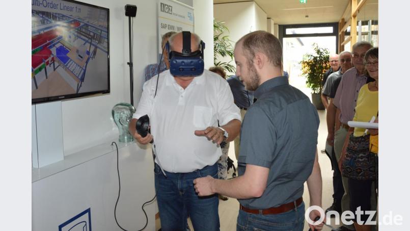 Akademievorsitzender Josef Schönhammer testet ein virtuell begehbares Lager, in dem verschiedene Arbeitsplätze simuliert und optimiert werden können. Bild: weu