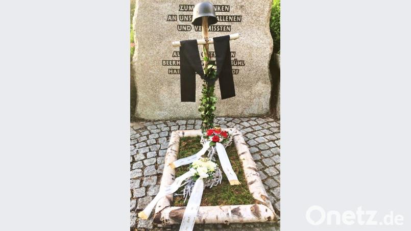 Als symbolische Geste wurden am Mahnmal zwei Herzen niedergelegt. Ein Soldatenhelm mit Einschussloch aus dem Zweiten Weltkrieg soll an die Kriegsopfer, die es auch in Haidenaab-Göppmannsbühl gab, erinnern. Bild: hai