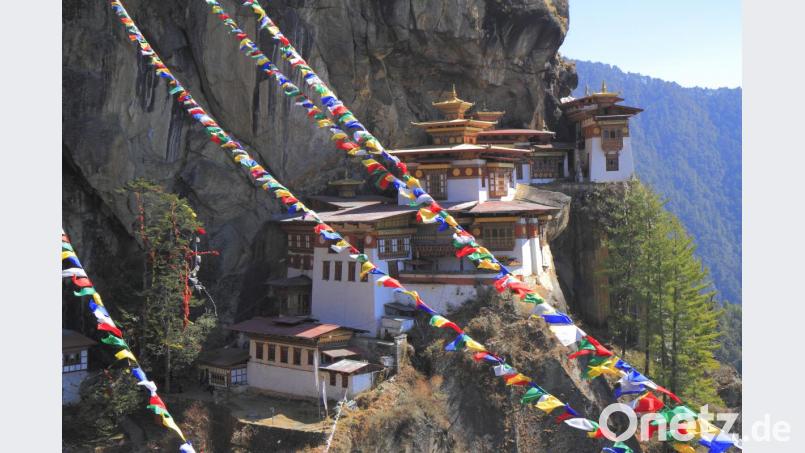 In Artikel 9, Absatz 2 der nationalen bhutanischen Verfassung ist zu lesen: „Der Staat bemüht sich, jene Bedingungen zu fördern, die das Streben nach Bruttoinlandsglück ermöglichen.“ Bild: Rudolf Tepfenhart – stock.adobe.com