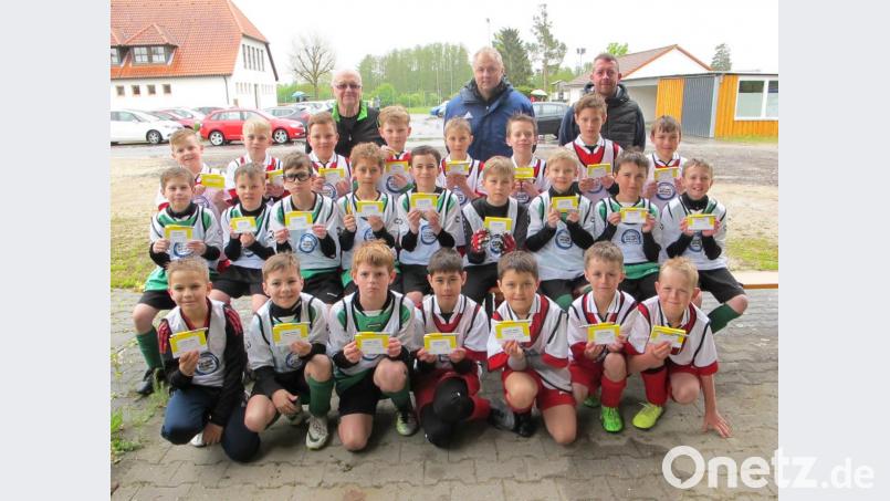 Die beiden Jungen-Mannschaften der Grundschule Vilseck nach der Grundschul-Landkreismeisterschaft auf dem Sportgelände des FV Vilseck mit (hinten, von links) Karl Heinz Grollmisch sowie den Betreuern Hans-Jürgen Geier und Daniel Obermeier (beide FV Vilseck). Bild: khg
