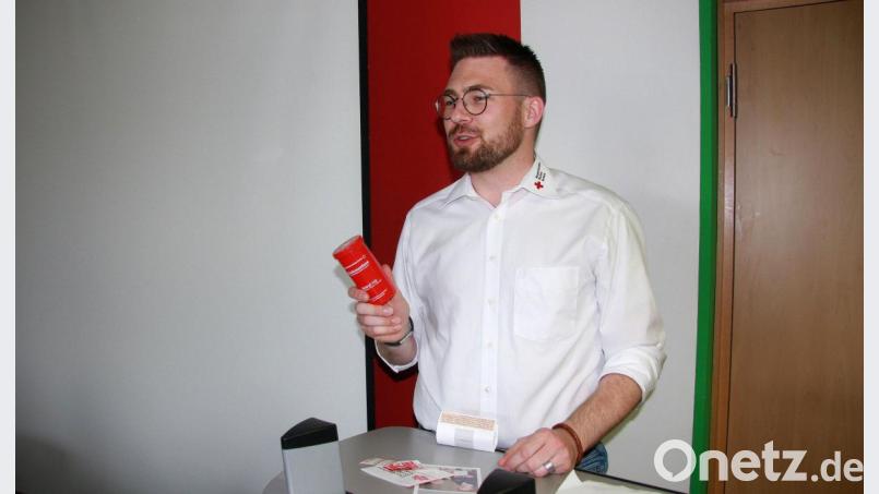 Sven Lehner vom BRK-Kreisverband stellte die „Rote-BRK-Notfalldose" vor, die jeder im Kühlschrank aufbewahren sollte. Bild: wro