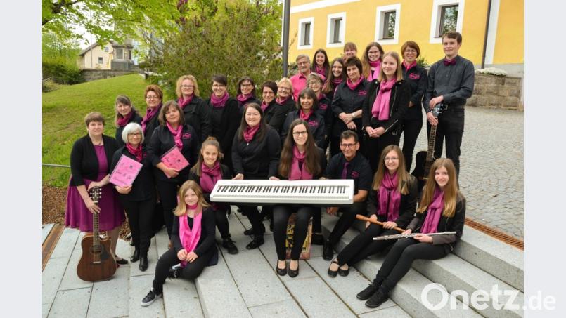 Der Spaß am Singen eint beim Chor "Ganz &amp; Gar" mehrere Generationen und hält auch die Jugend bei der Stange. Bild: Gabi Böckl/exb