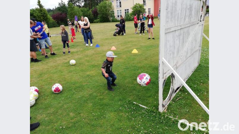 Torwandschießen - die klassische Disziplin des Fußballs. Hier ist Treffsicherheit gefragt. Bild: sne