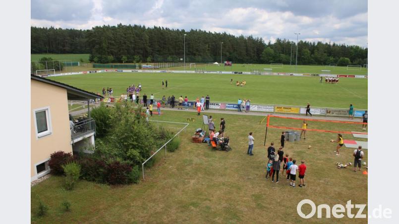 Volleyball, Handball, Tischtennis, Fitness, Fußball und Kegeln - alle Sparten des SV Grafenwöhr gaben den 400 Gästen eine Möglichkeit die Sportarten kennen zu lernen. Bild: sne