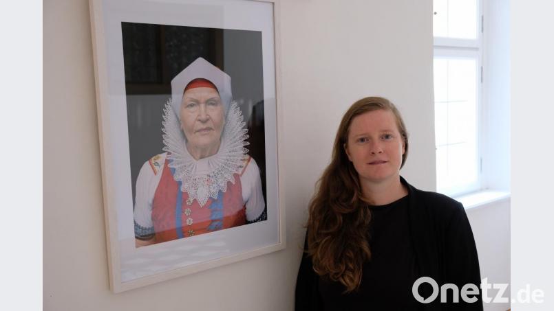 Spitzkragen und Tracht signalisieren Identität, Kultur und Volksgruppe. Doch die portraitierten Menschen haben ihre Heimat verloren, sagt Fotografin Yvonne Most. Bild: do