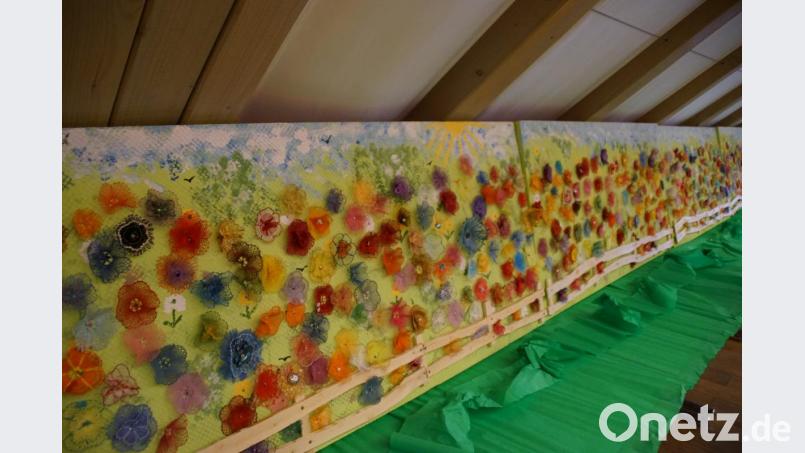 &quot;Blick über den Zaun&quot; mit über 800 geklöppelte Blumen. Bild: mmj