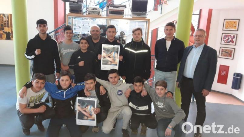 Stolz präsentierten die Ringerteams der Dreifaltigkeits-Mittelschule,stehend die Altersklasse III und kniend die AK-IV, mit Betreuer Thomas Gebele (hinten Mitte) ihre Urkunden von der Bayerischen Meisterschaft in Weißenburg und vom Deutschen Schulvergleich in Niedernberg. Die Schulleitung, Udo Leitz (rechts) und Florian Fuchs (Zweiter von rechts), dankte den Schülern für ihren Einsatz und freute sich mit über die tollen Ergebnisse. Bild: gel