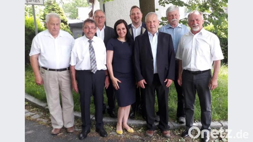 Willibald Reindl ((Dritter von rechts) erhielt Glückwünsche unter anderem von Willibald Schöppl (VdK Poppenreuth), stellvertretendem Bürgermeister Karl Busch, VdK-Kreisvorsitzendem Georg Brand, Bürgermeister-Kandidatin Margit Bayer, CSU-Ortsvorsitzendem Mario Rabenbauer, Reinhard Glatz und Heribert Pickert (SV Poppenreuth, von links). Bild: fpoz